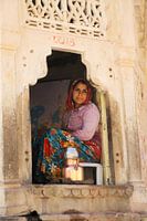 Thé vendeuse dans l'ouverture de la fenêtre