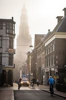 Der Aa-kerk im Morgennebel von der Brugstraat