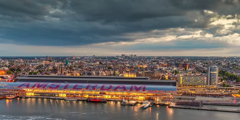 La gare centrale d'Amsterdam dans la lumière du soir. par Menno Schaefer