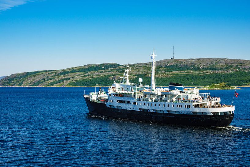 Blick auf den Varangerfjord in Norwegen van Rico Ködder