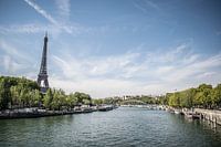 Der Eiffelturm von der Seine aus