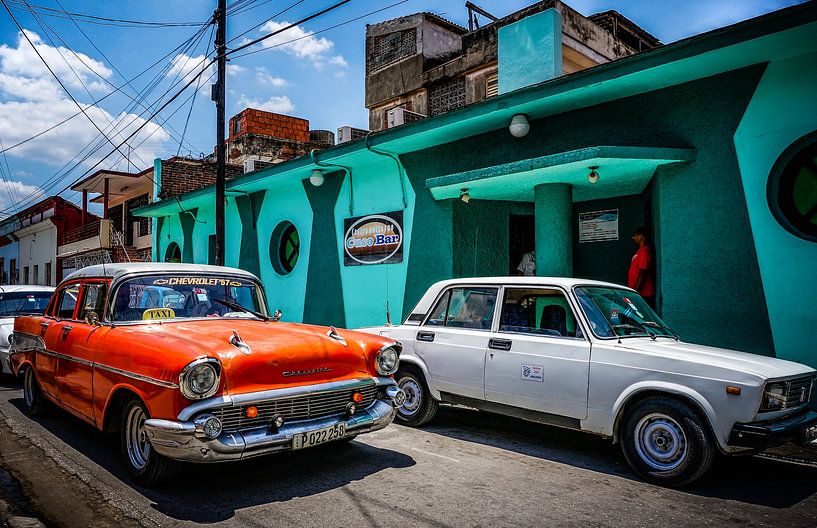 Oranje Oldtimer in Bayamo (Cuba) von Loris Photography