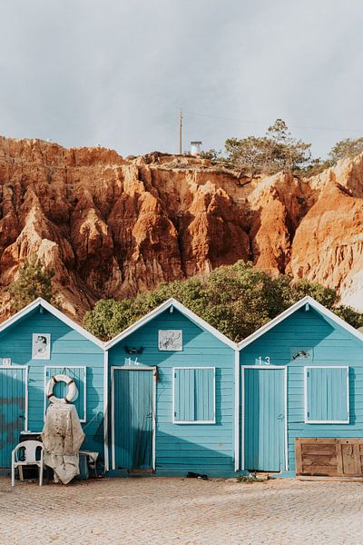 Cabines de plage bleues dans le sud du Portugal | Photographie de voyage par Iris van Tricht