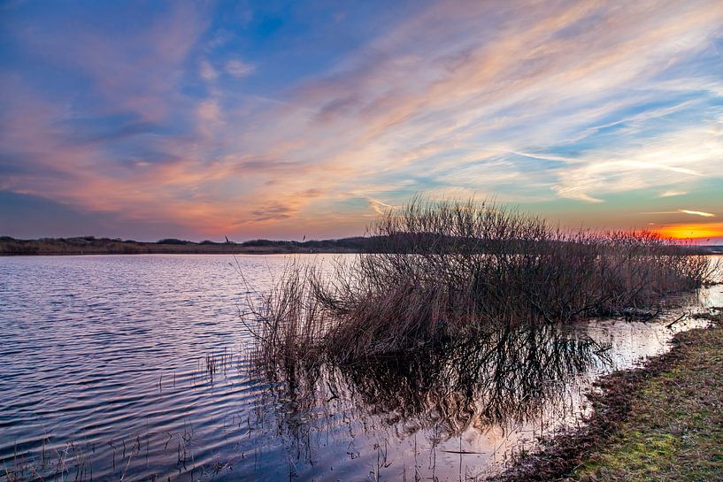 Sonnenuntergang über dem Dünensee Ameland von Evert Jan Luchies