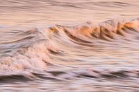 Moving on (lumière du soleil sur une vague qui saute avec de jolies couleurs pastel et beaucoup de mouvement)