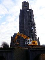 Gele graafmachine met Eusebiuskerk op de achtergrond