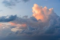 Nuages dans la lumière du soir