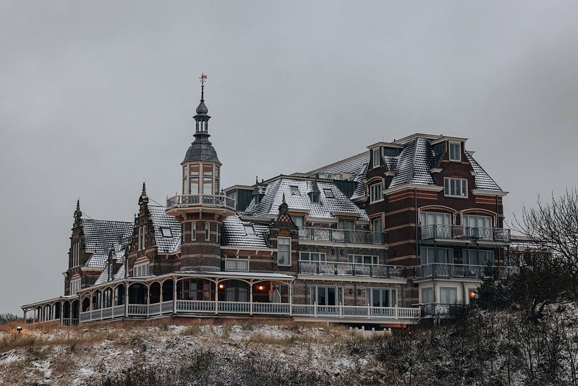 Verschneites Hotel in Domburg von Percy's fotografie