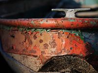 Peinture altérée sur un bateau en métal