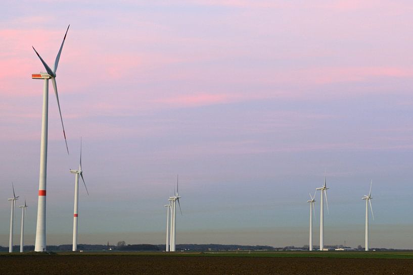 Windkraftanlagen, Windpark auf einer Hochfläche in Nordrhein-Westfalen, Deutschland. von wunderbare Erde