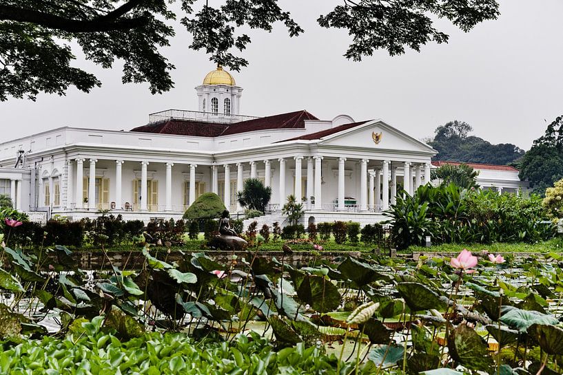 Der Präsidentenpalast von Bogor in seiner grünen Umgebung von Frank Photos