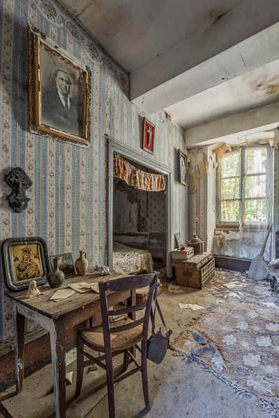 abandoned bedroom by Ivana Luijten