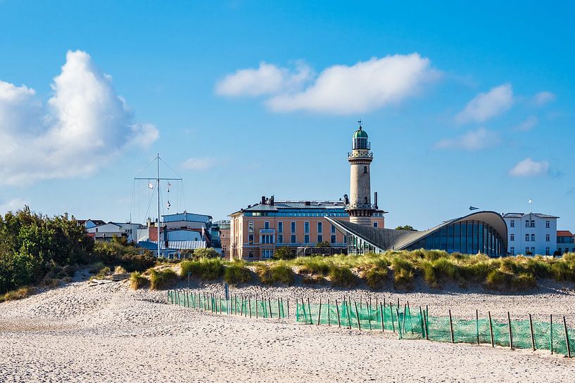 Blick auf den Leuchtturm in Warnemünde von Rico Ködder