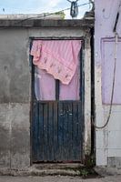 Tür mit rosa Vorhang