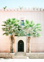 Medina van Marrakech | Magisch Marokko | Roze gebouw met palmbomen ervoor