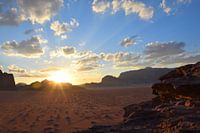 Zonsondergang in woestijn