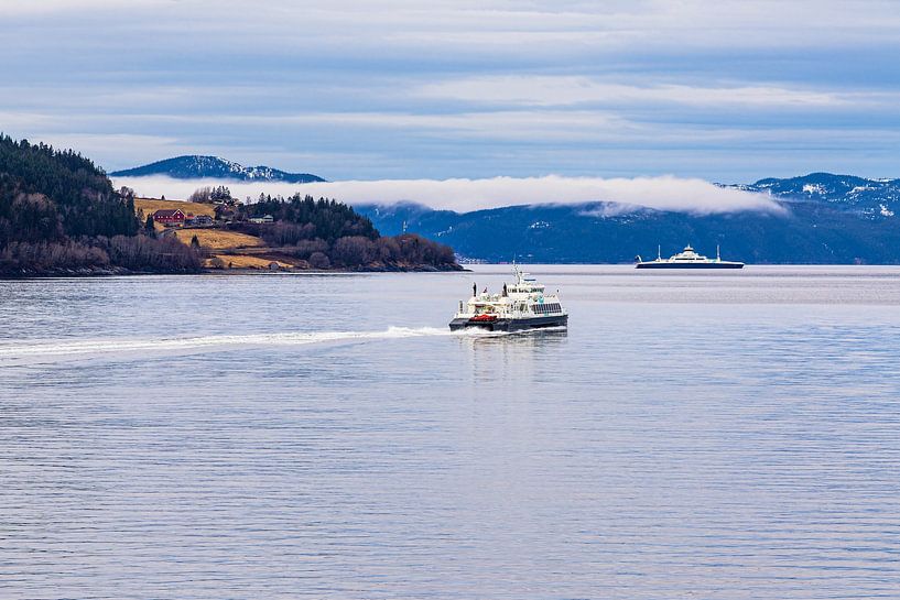 Fähren nahe der Stadt Florø in Norwegen von Rico Ködder