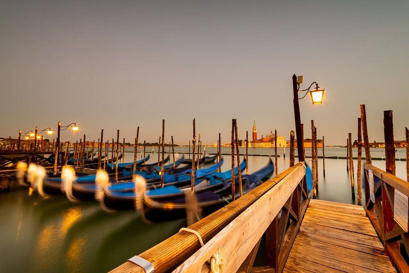 Schwimmende Gondeln auf dem Canal Grande von Damien Franscoise
