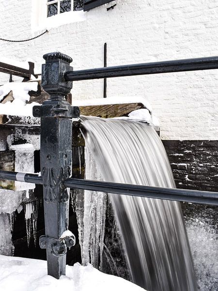 Große Eiszapfen an der weißen Wassermühle in Arnheim von Sharon Hendriks