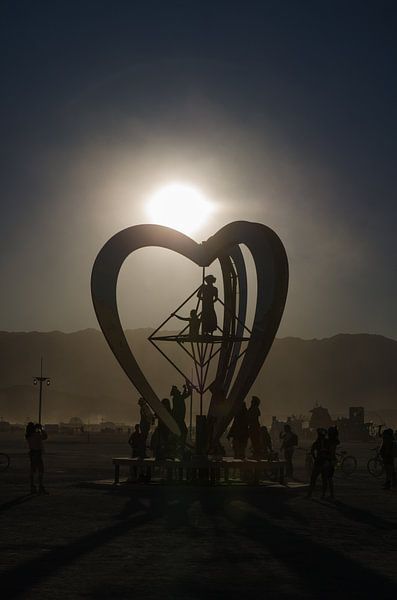 Burning Man  - Zonsondergang - Playa - hart von Annemarie Winkelhagen