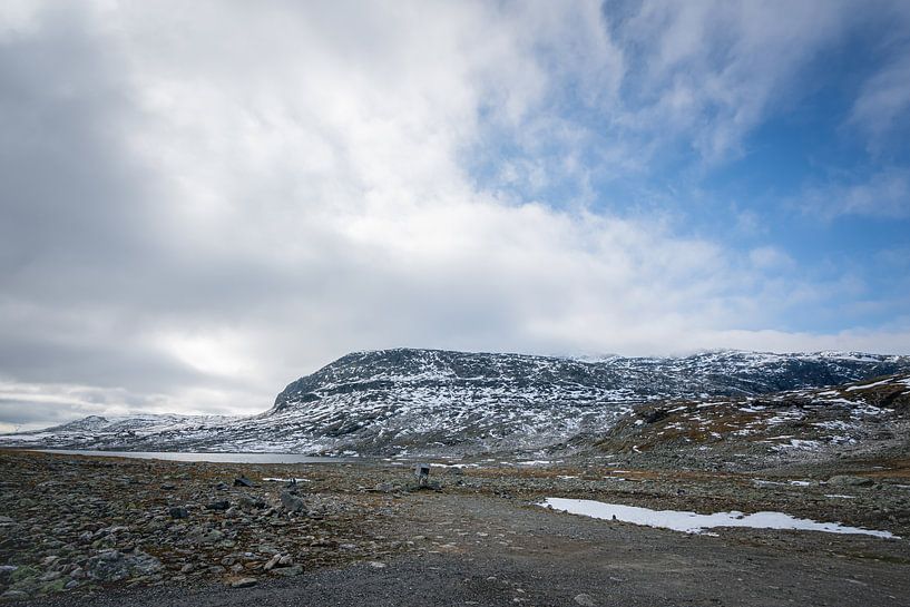 Schnee auf den Bergen in Norwegen von Mickéle Godderis