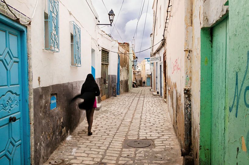 Junge Frau in Altstadtgasse von Dieter Walther