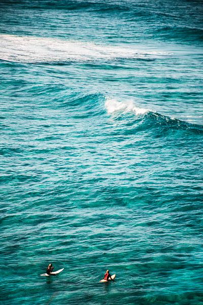 Surfeurs en mer par Bob Beckers