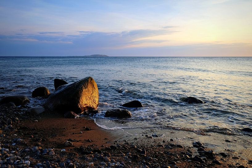 Ostseestein im Abendlicht von Ostsee Bilder