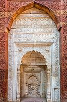 Delhi - doorkijkje in de Qutb Minar doorkijkje
