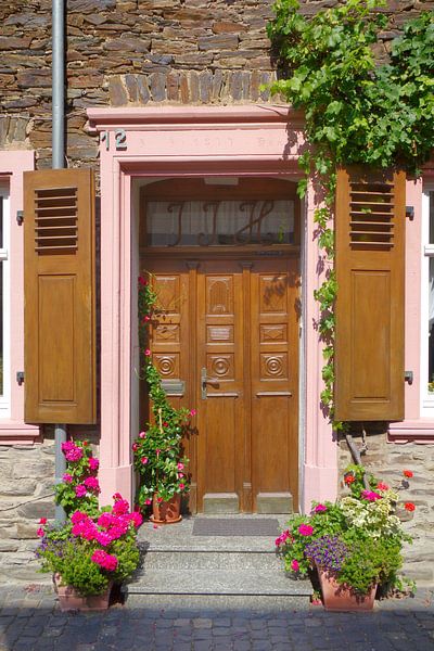 Holztür mit Blumenschmuck von Berthold Werner