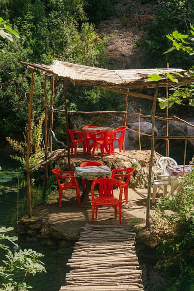 Die roten Stühle von Akchour | Marokko von Jules Captures - Photography by Julia Vermeulen