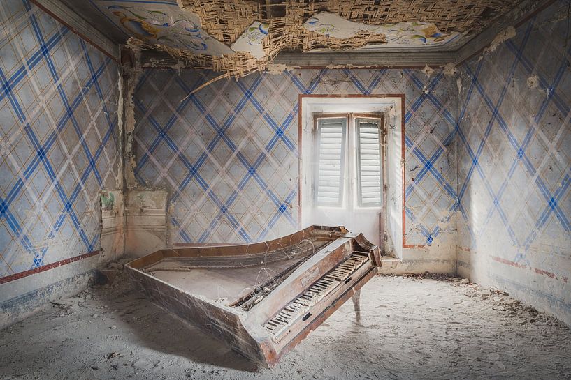 Klavier im Staub von Perry Wiertz