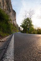 Verlassene Asphaltstraße entlang hoher Klippen