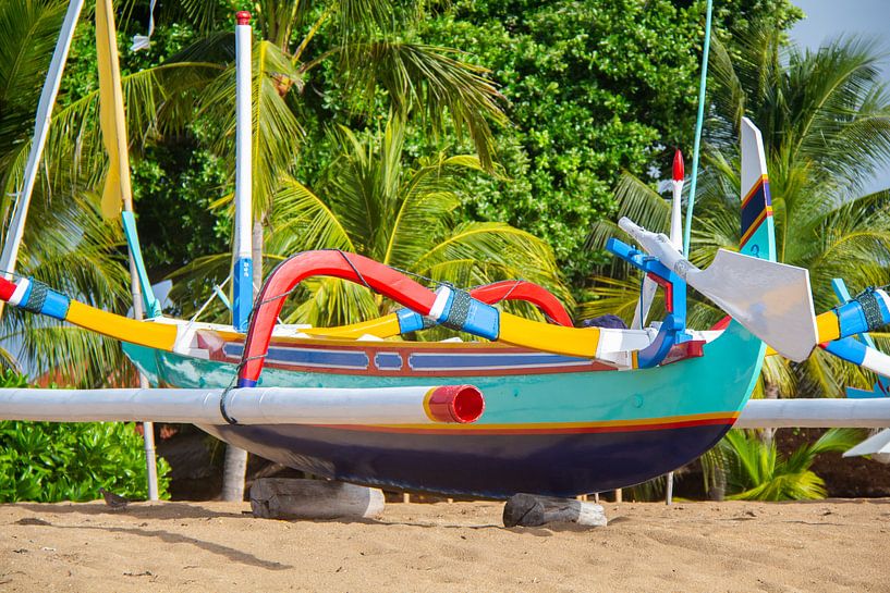 Colourful fishing boat on Bali by Susan Schuurmans Fotografie