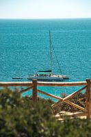 Catamaran dans la mer du Portugal Algarve