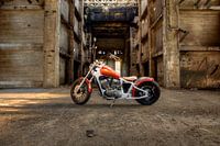 Motor in vervallen mijngebouw