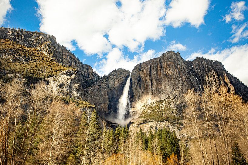 Imposante chute d'eau de Yosemite entourée de montagnes escarpées et de nature dans le parc national de Yosemite, Californie par LotsofLiekePrints