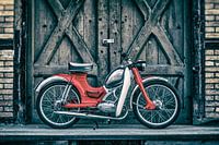 Zündapp Combinette mit Beinschild vor einem Lost-Place