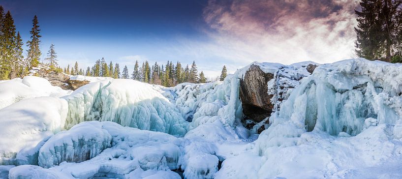 Frozen waterfall in Sweden by Hamperium Photography