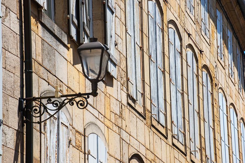 Französischer Giebel mit Fensterläden von Blond Beeld
