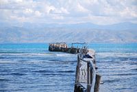 Houtensteiger in de zee aan de kust van Corfu