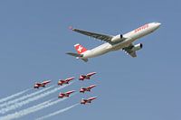 Swiss Airbus A330 zusammen mit der Patrouille de Suisse.