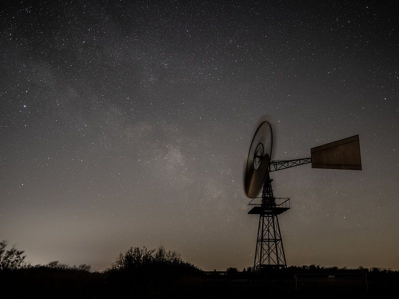 Eine amerikanische Windmühle vor einem funkelnden Sternenhimmel von Hillebrand Breuker
