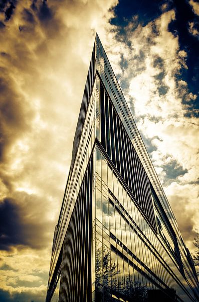 Spitze Fassade eines modernen Bürogebäudes in Hamburg von Dieter Walther
