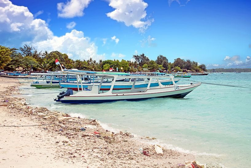 Bateaux de pêche traditionnels sur l'île de Gili Meno en Indonésie par Eye on You