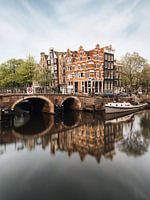 Gracht und alte Häuser in der Jordaan, Amsterdam, Niederlande.