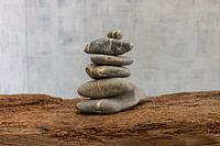 Stilleben eines Steinhaufens auf Holz.