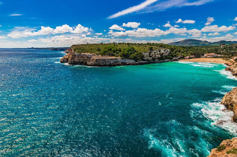 Vue idyllique de la plage Cala Romantica, s'estany d'en mas sur l'île de Majorque Espagne par Alex Winter