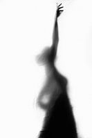 Art contrasté en noir et blanc, corps de femme