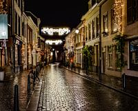 Une rue accueillante à Breda après une averse de pluie, permettant aux lumières de se refléter à mer